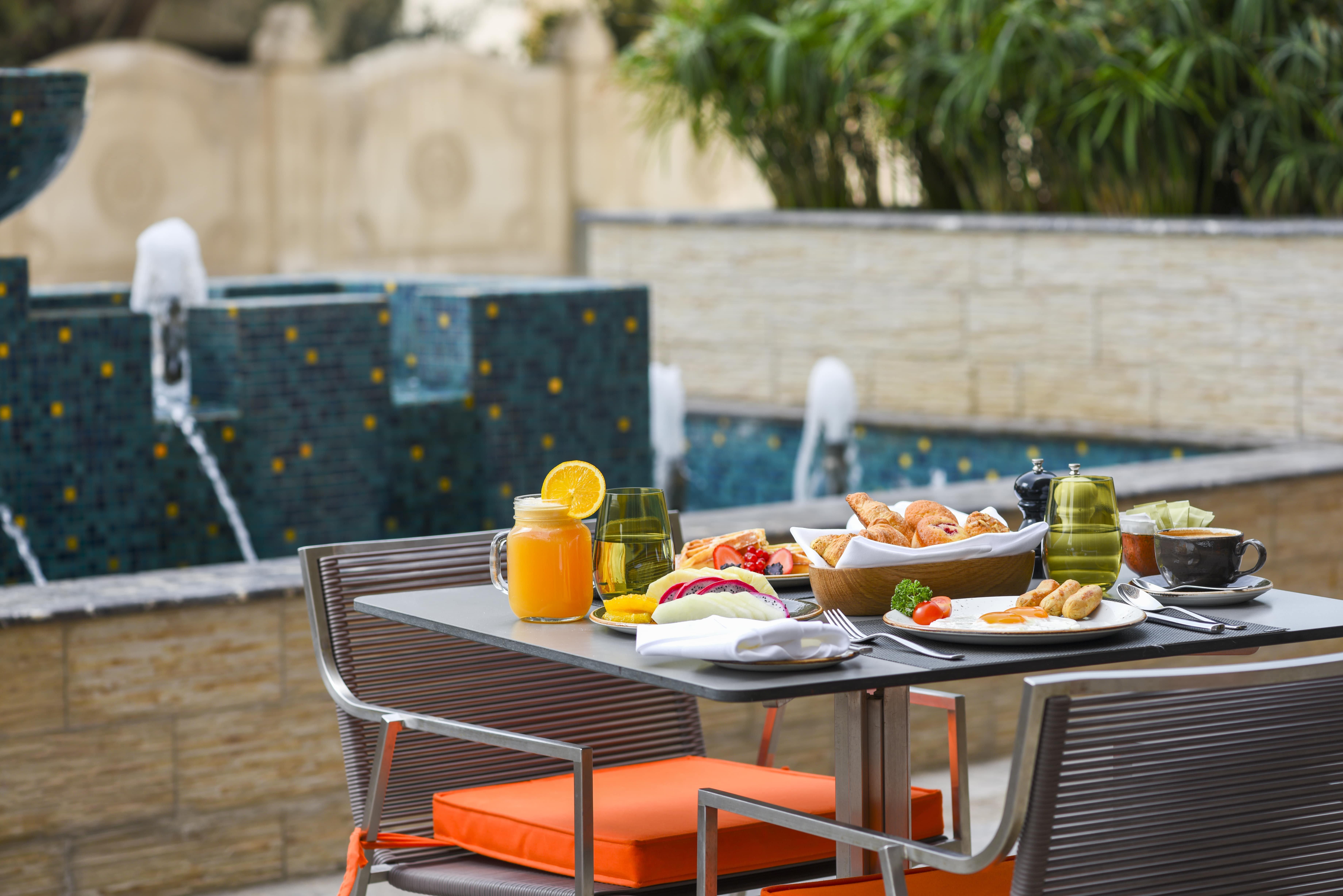 Voco Doha West Bay Suites By Ihg Экстерьер фото Poolside dining at the hotel