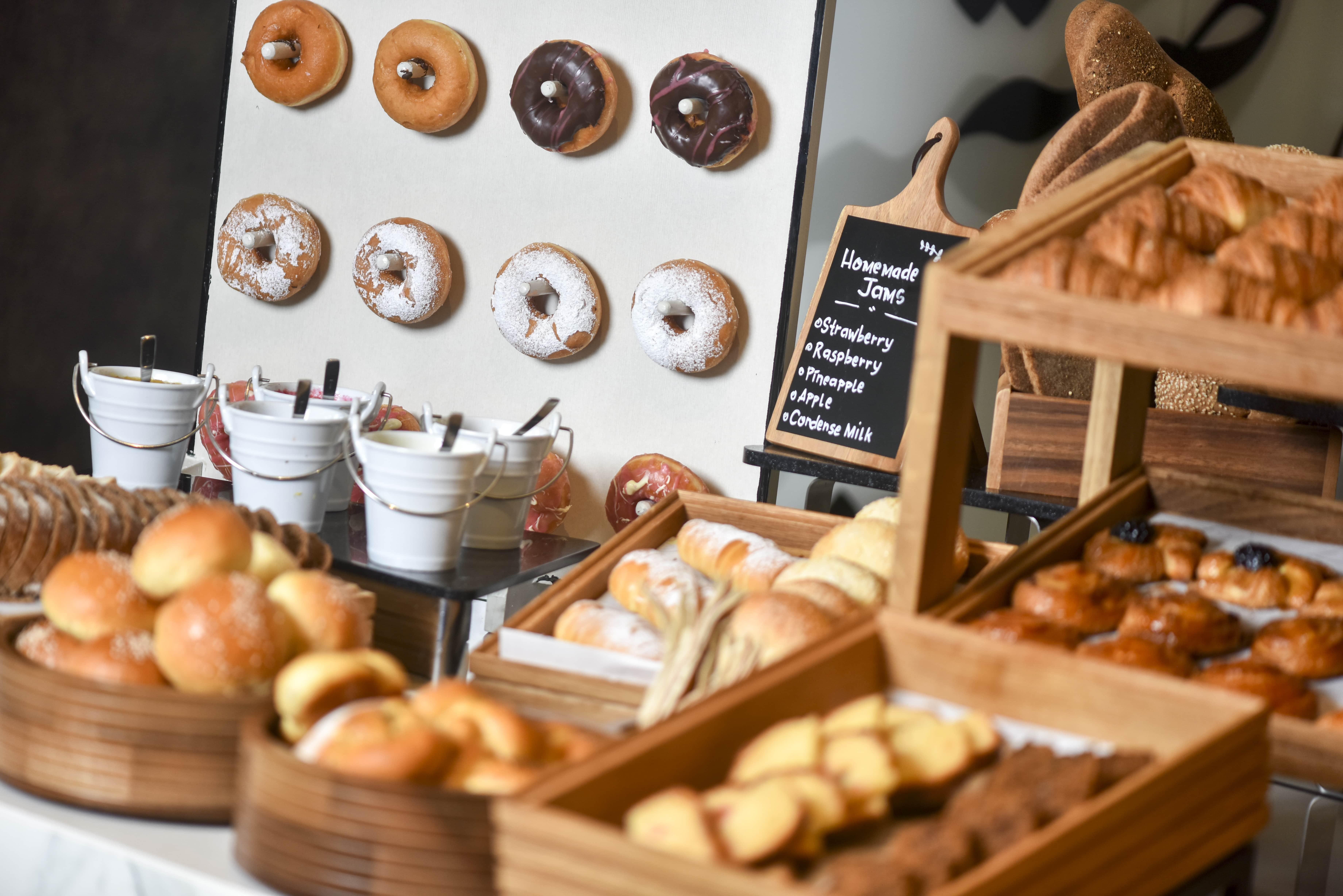 Voco Doha West Bay Suites By Ihg Экстерьер фото A selection of pastries at a bakery