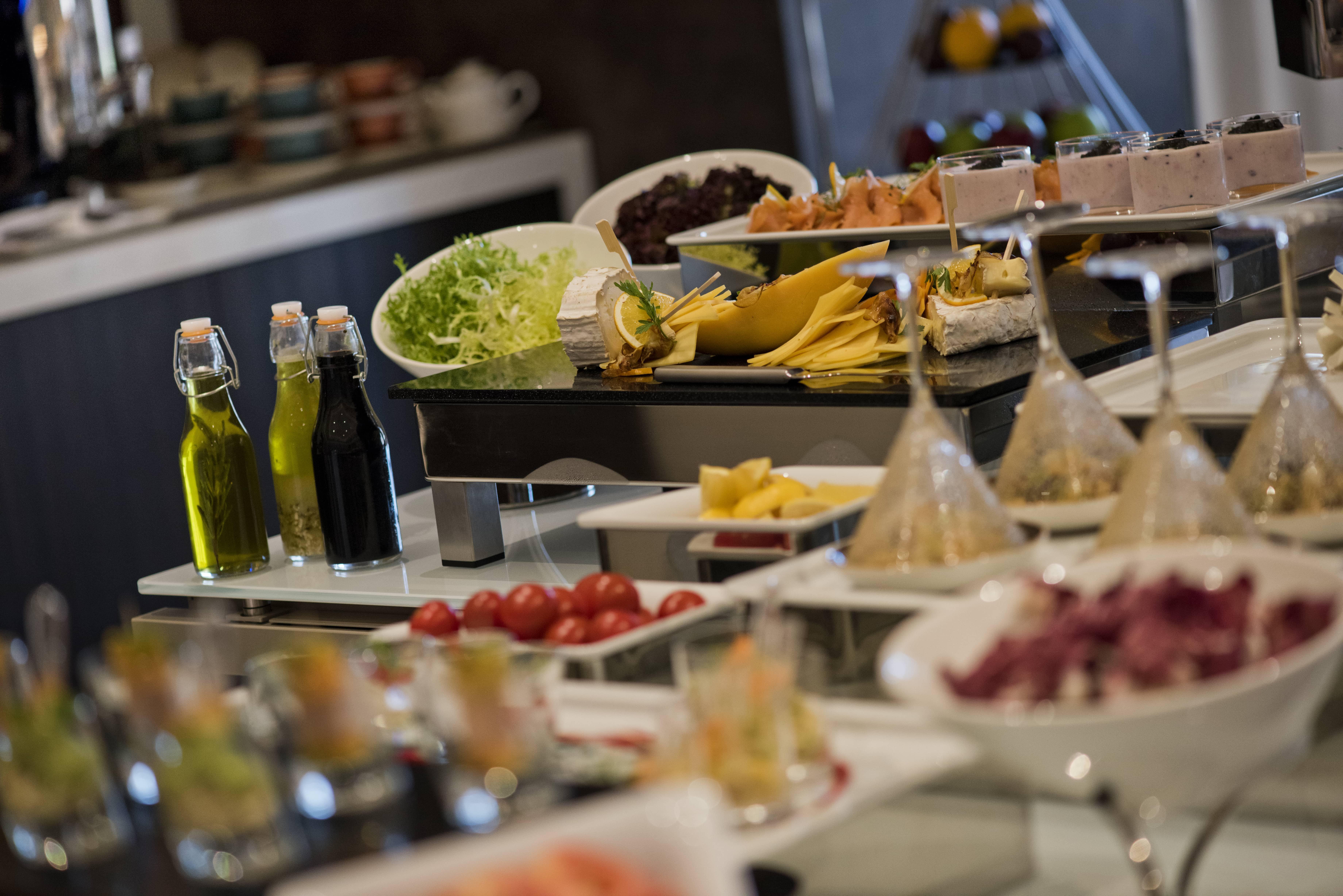 Voco Doha West Bay Suites By Ihg Экстерьер фото A salad bar