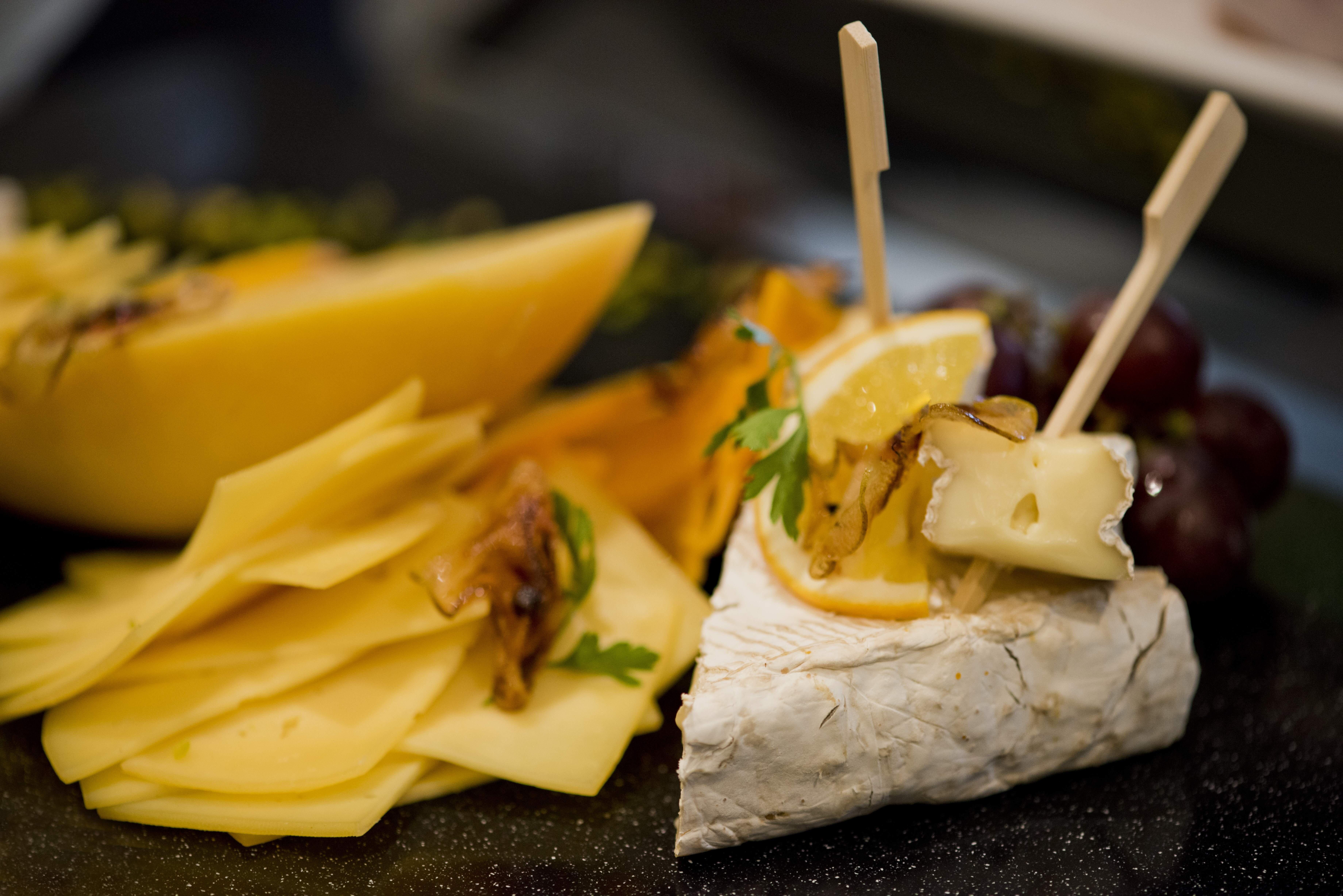 Voco Doha West Bay Suites By Ihg Экстерьер фото Cheese and fruit