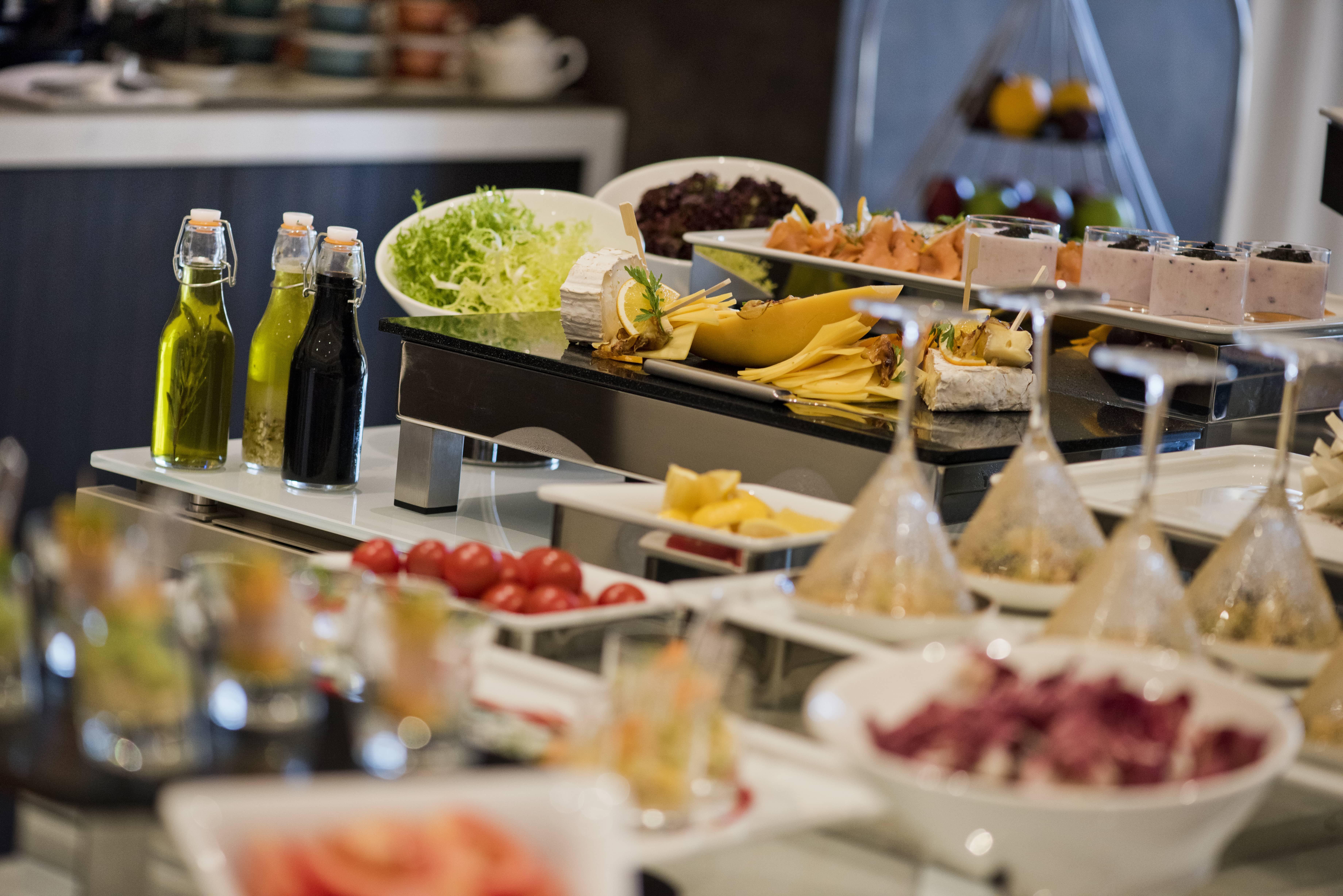 Voco Doha West Bay Suites By Ihg Экстерьер фото A salad bar