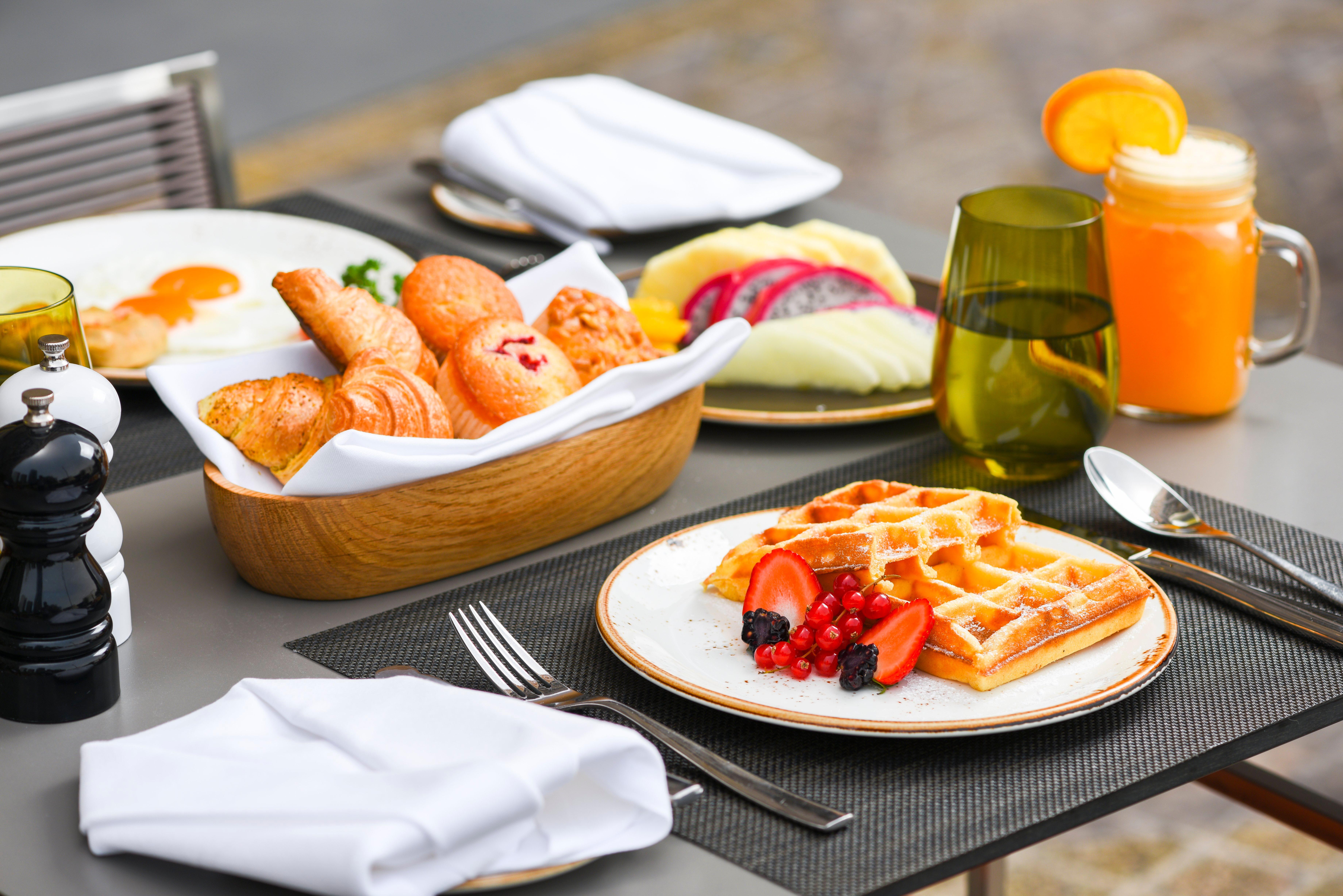 Voco Doha West Bay Suites By Ihg Экстерьер фото A breakfast at the hotel
