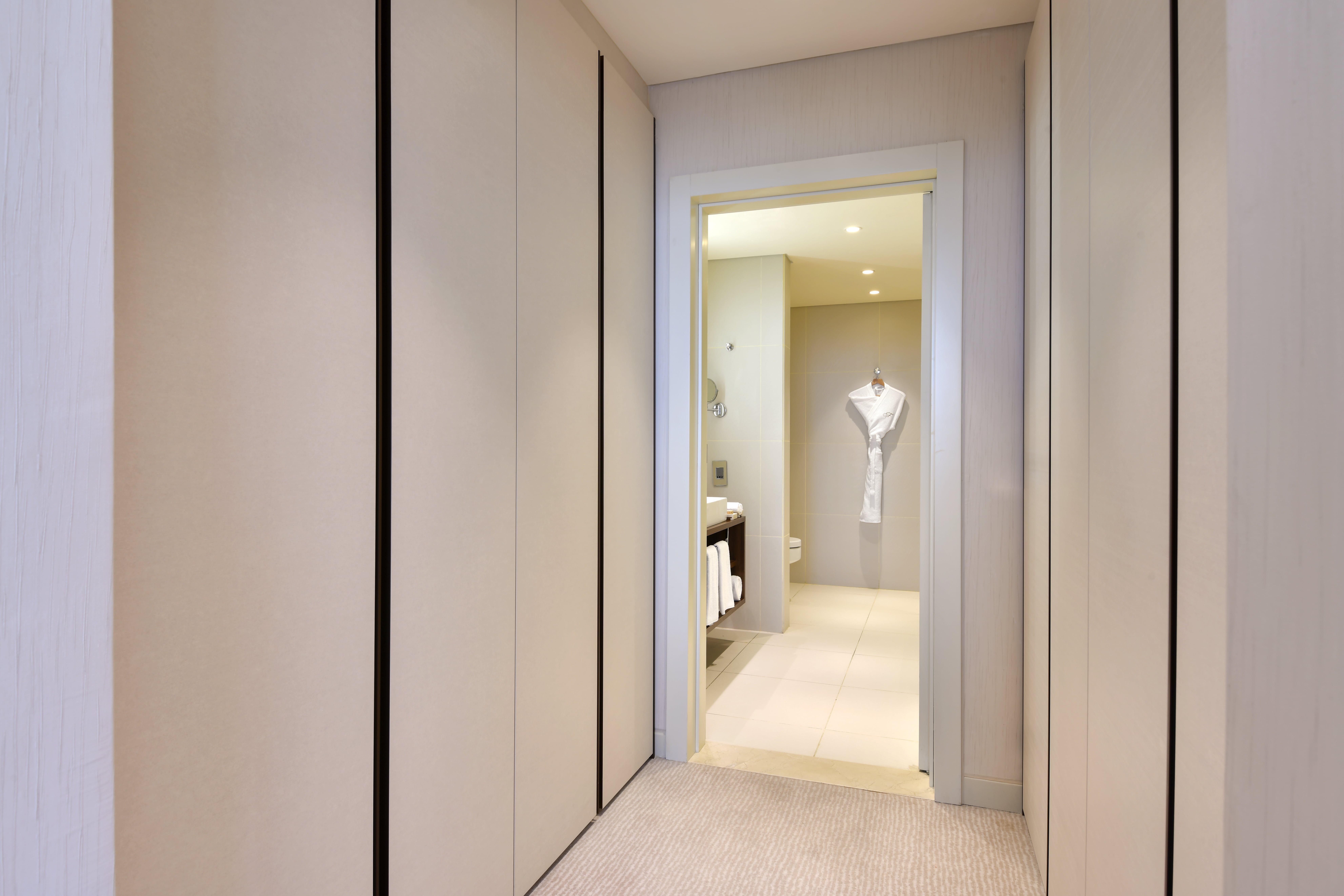 Voco Doha West Bay Suites By Ihg Экстерьер фото A sliding door